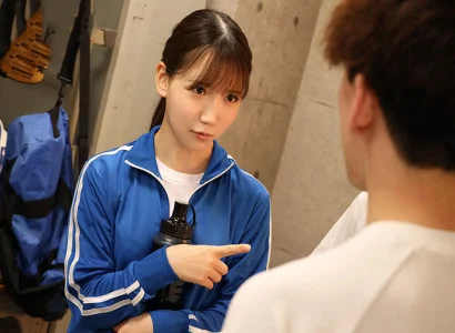nhóm bạn trong câu lạc bộ bóng đá quan hệ tập thể với cô gái xinh giữa sân