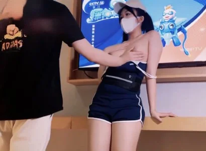 Em nhân viên bán TV xinh đẹp với chàng khách hàng may mắn