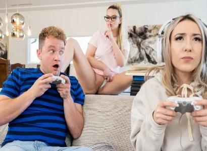 cô ấy bị bạn thân tranh giành người yêu vì quá mê game