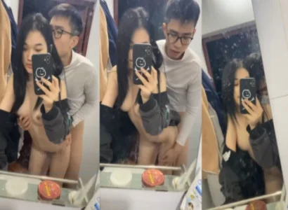 Hai bạn trẻ làm tình nhau trước gương