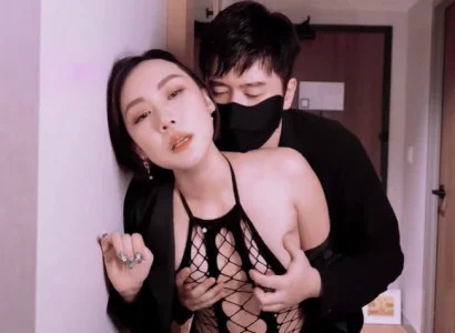 Người phụ nữ bán thân cho sếp để trả món nợ của chồng