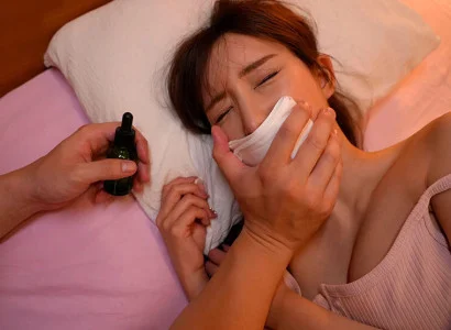 Người kia cho cô em họ xinh đẹp uống thuốc mê và quan hệ